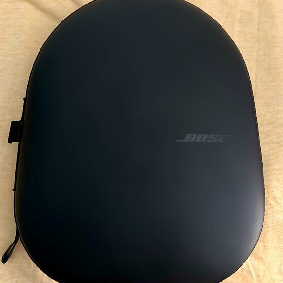Bose Noise Cancelling 700 headphone. - Picture 7 of 9